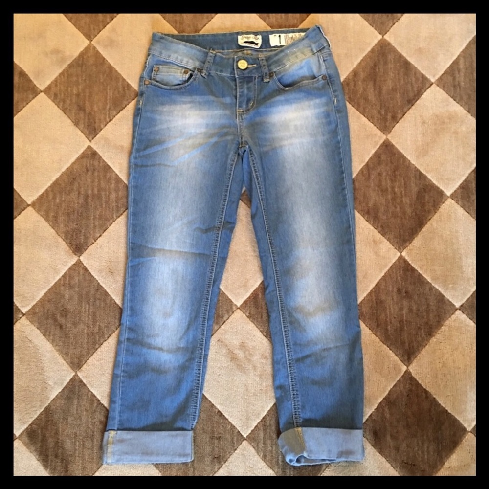 👖NEW MARKDOWN👖Super cute denim stretch crop jean